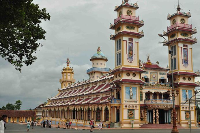 CU CHI: CU CHI UNDERGROUND TUNNEL & CAO DAI TEMPLE